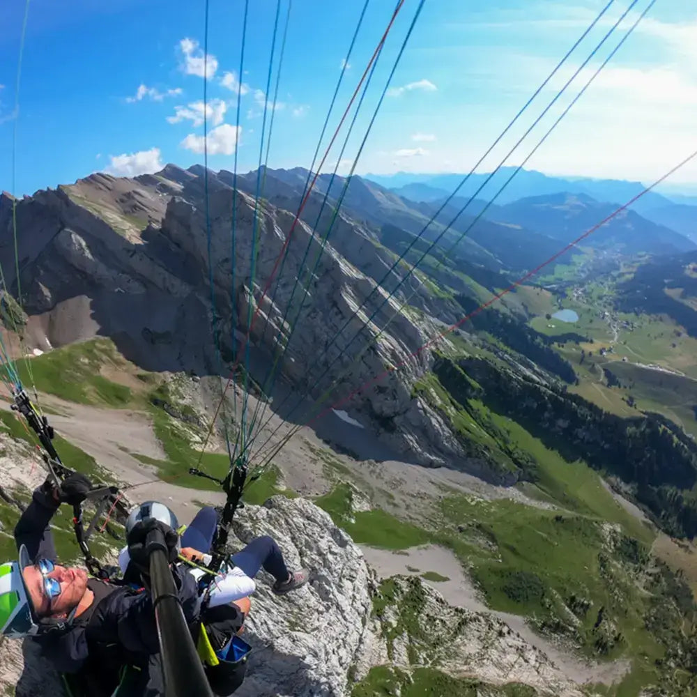 Vue panoramique depuis un vol en parapente, surplombant les montagnes des Aravis.