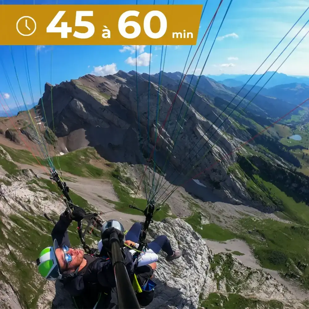 Vol en parapente de 45 à 60 minutes au-dessus des montagnes des Aravis, avec un pilote profitant du panorama.