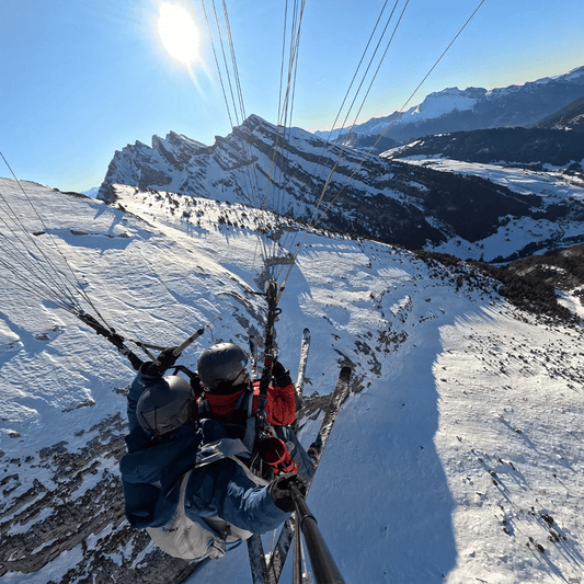 Parapente à La Clusaz : Pourquoi l'hiver est la meilleure saison pour voler (et comment ça marche à skis !) - Ailes des Aravis