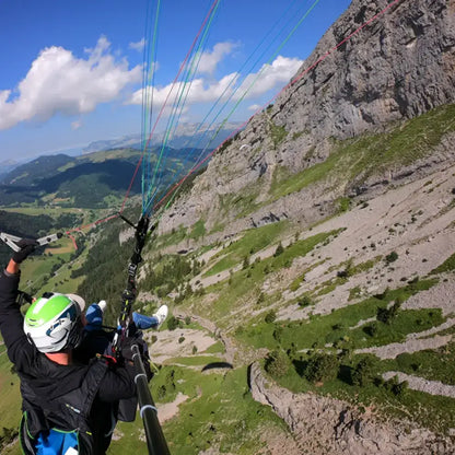 Parapente vol panoramique au-dessus des Aravis, vue sur la vallée et les montagnes.