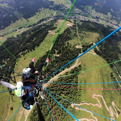 Survol des pistes de ski en vol de parapente avec Ailes des Aravis