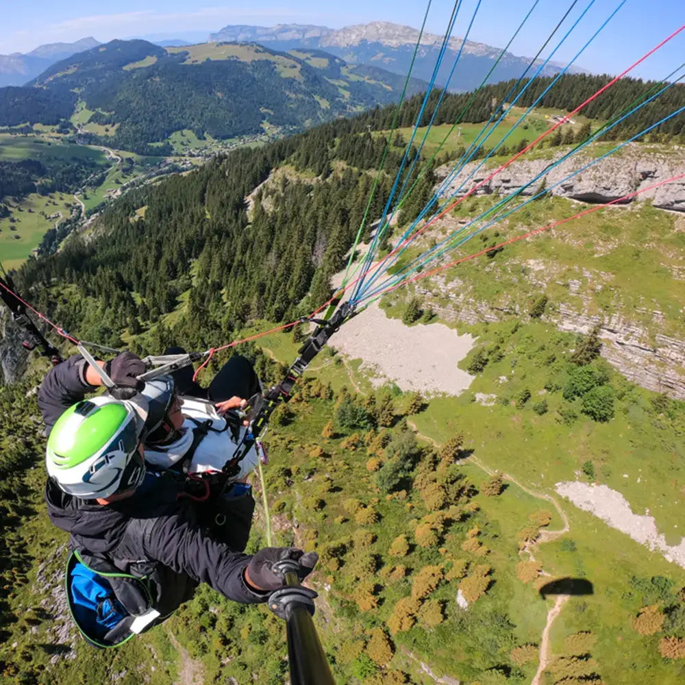 Retour du col des Aravis à la Clusaz lors d'un vol en parapente