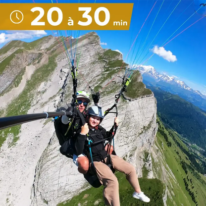 Vol en parapente de 20 à 30 minutes au-dessus des Aravis, avec des parapentes colorés et une vue panoramique.