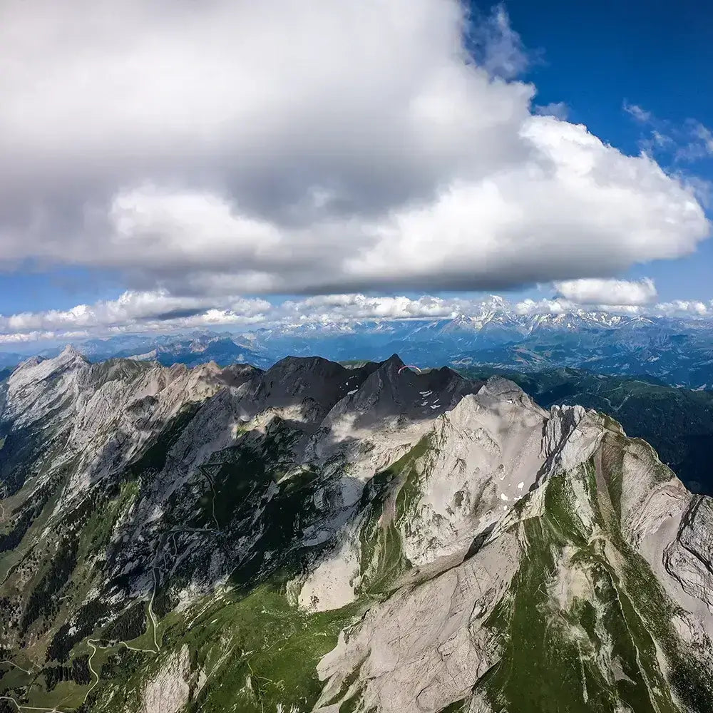 Vue aérienne des montagnes Aravis, parfait pour une expérience de vol en parapente à La Clusaz.