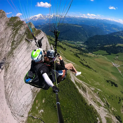Vol en parapente au-dessus des montagnes des Aravis, vue sur le mont blanc