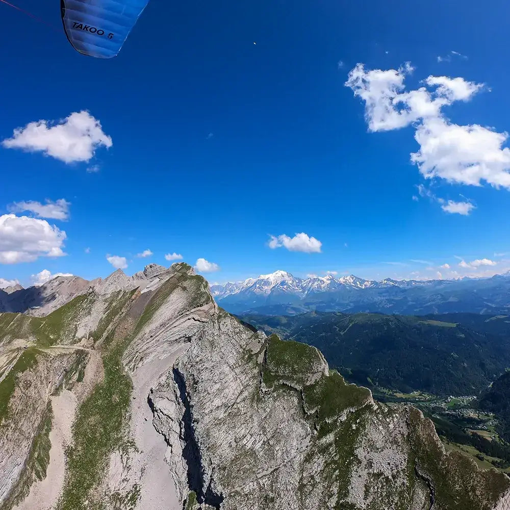 Vue sur les Aravis et le mont blanc depuis un vol en parapente à la Clusaz