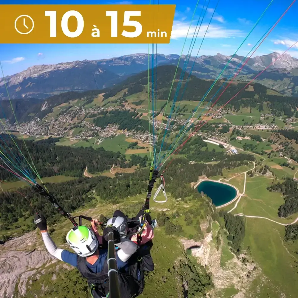 Vol en parapente de 10 à 15 minutes avec vue panoramique sur les Aravis et la vallée de La Clusaz.