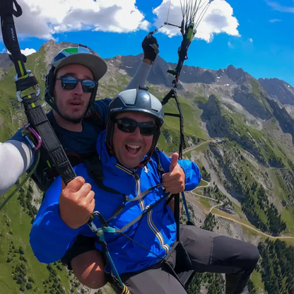 Selfie en parapente à la Clusaz au dessus de la combe de Balme