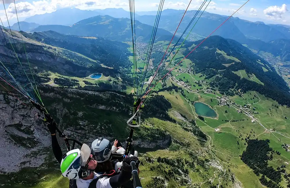 Vol en parapente au dessus de la Clusaz et du massif des Aravis