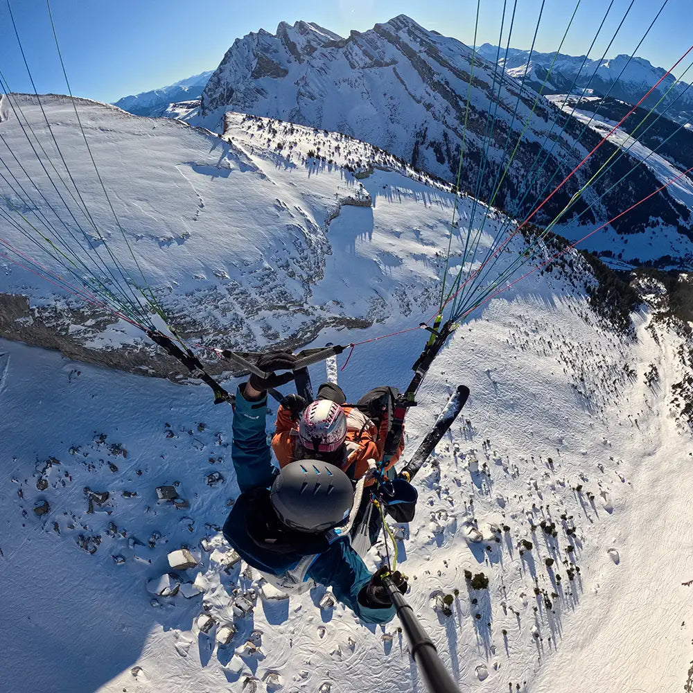 Vol en parapente à La Clusaz au-dessus des montagnes enneigées avec Ailes des Aravis.