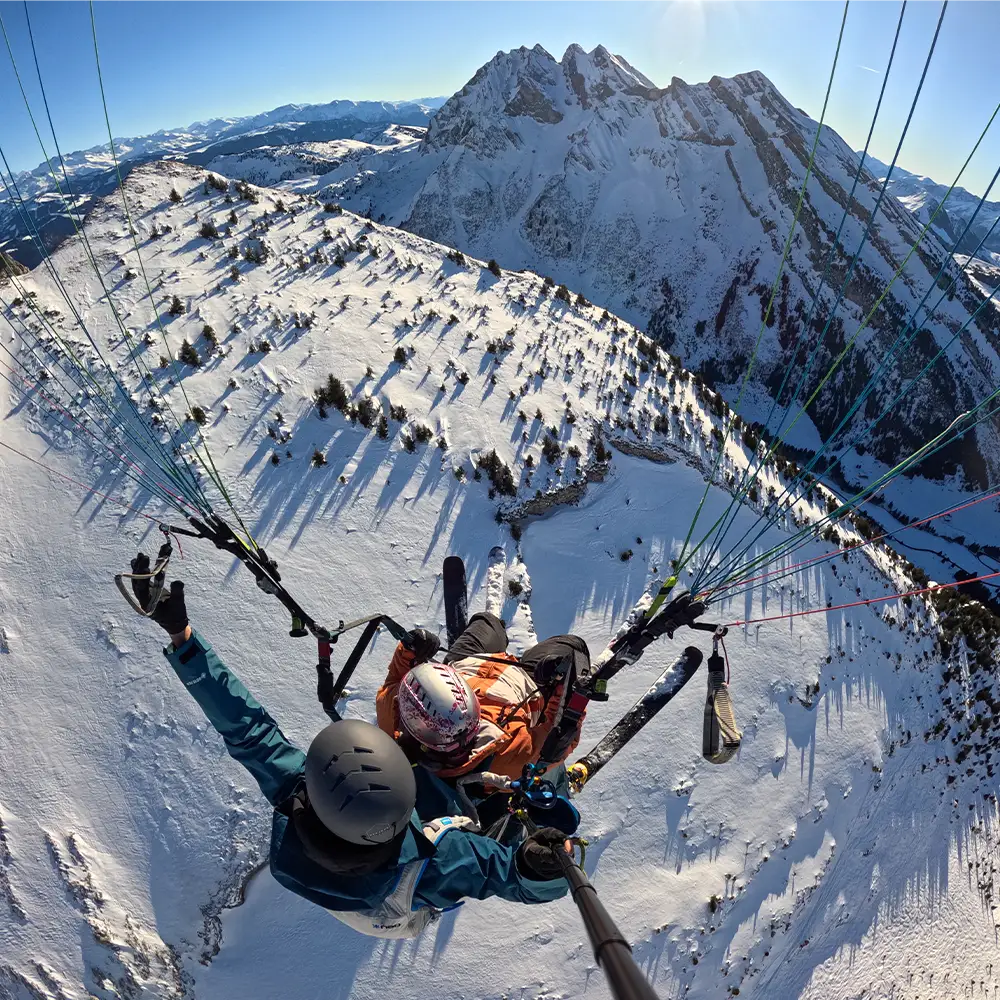 Vol en parapente depuis l'aiguille pour aller survoler la clusaz