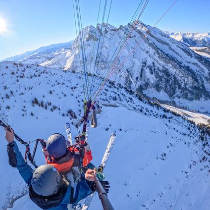 Vue aérienne spectaculaire des Alpes lors d'un vol en parapente à La Clusaz