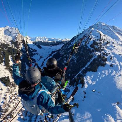 Survolez les pistes de ski de La Clusaz en parapente avec Ailes des Aravis