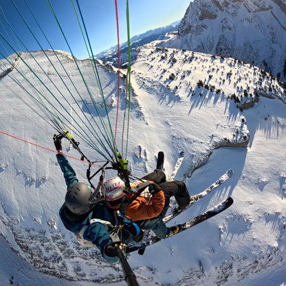 Vol en parapente à La Clusaz au-dessus des montagnes enneigées avec Ailes des Aravis.