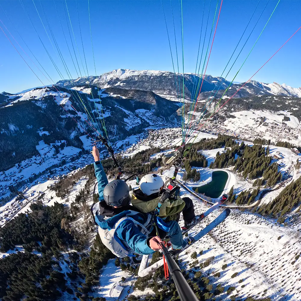 Vol biplace en parapente à La Clusaz : Émotions et panoramas garantis.