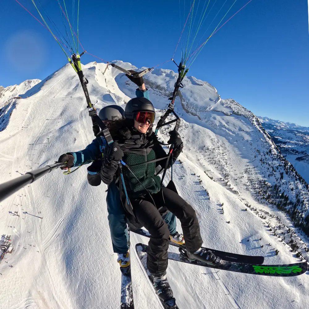 Vol en parapente à La Clusaz : Une aventure aérienne avec Ailes des Aravis.