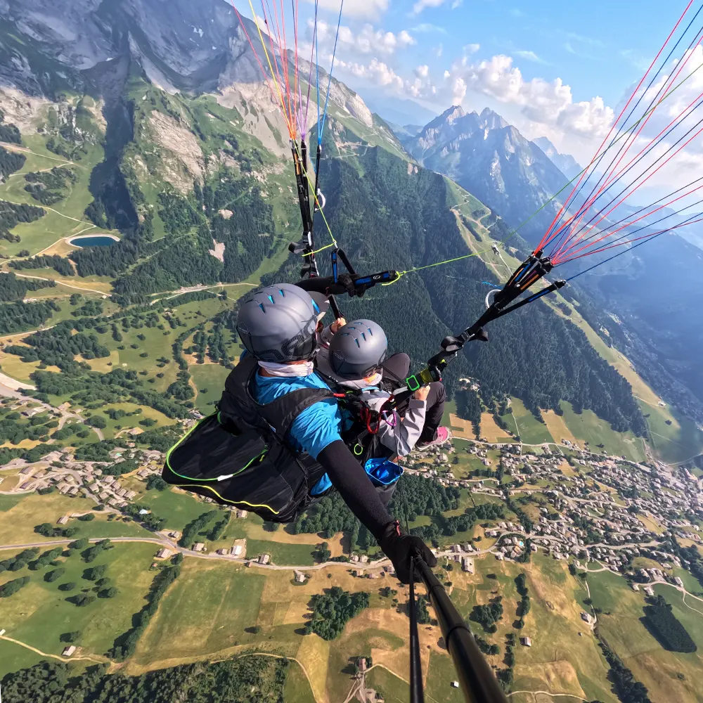 survol de la clusaz en parapente