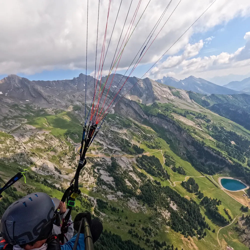 vol sur la chaine des aravis à la clusaz