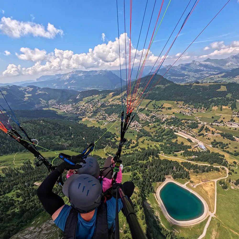 survol du lac de balme à la clusaz en parapente