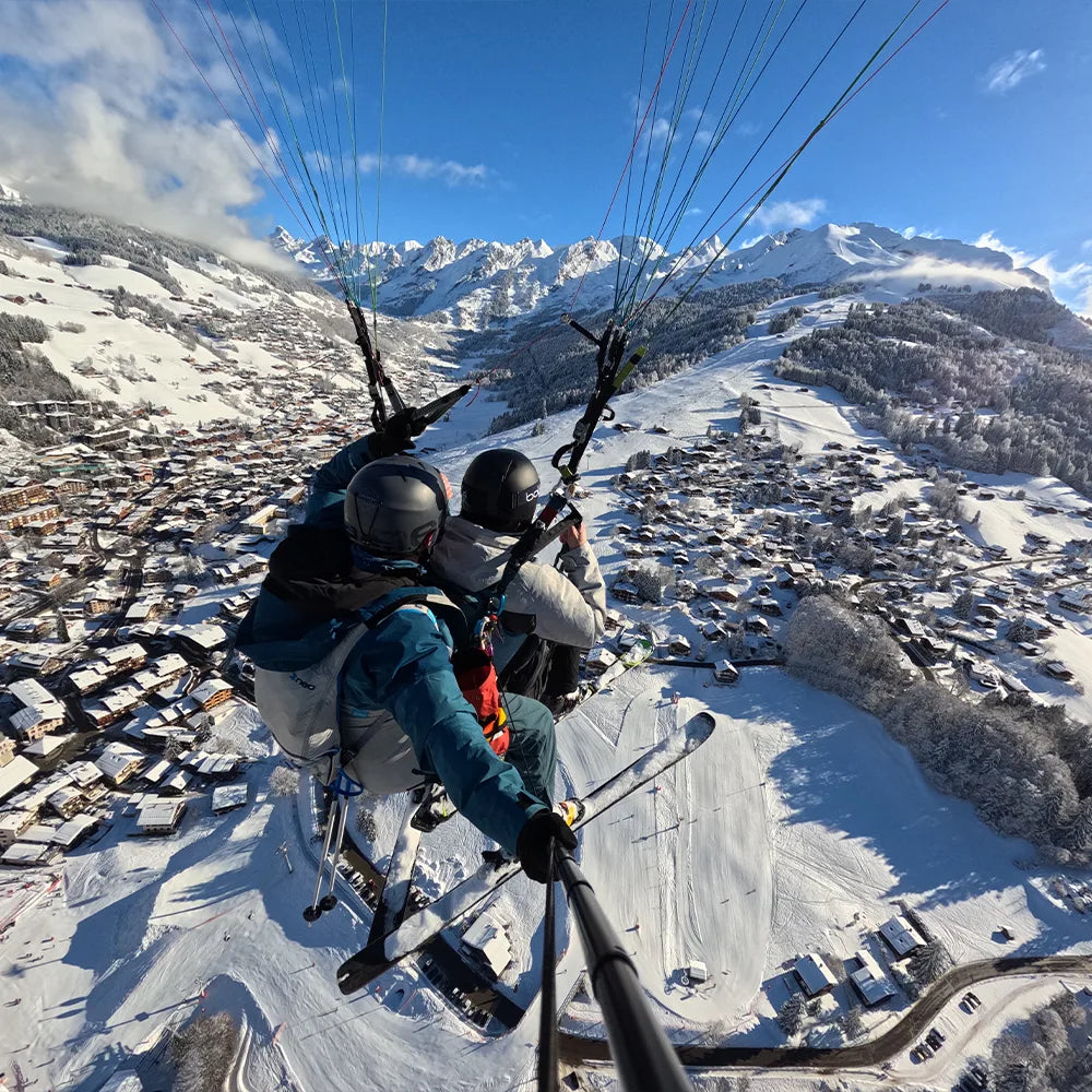 survol la clusaz en parapente hiver 